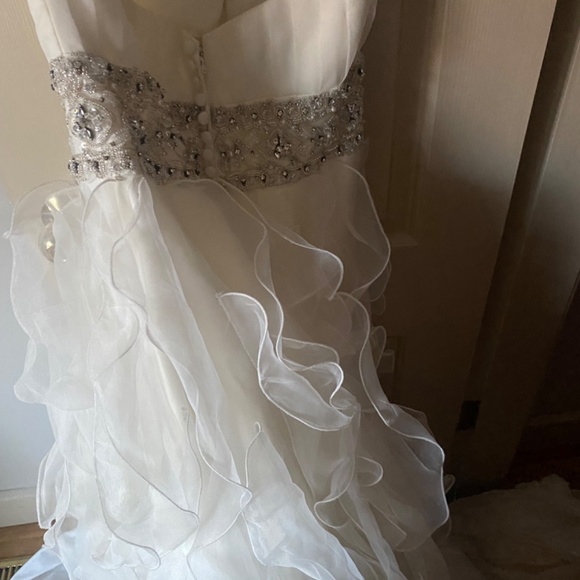 Beautiful wedding dress - Picture 4 of 4